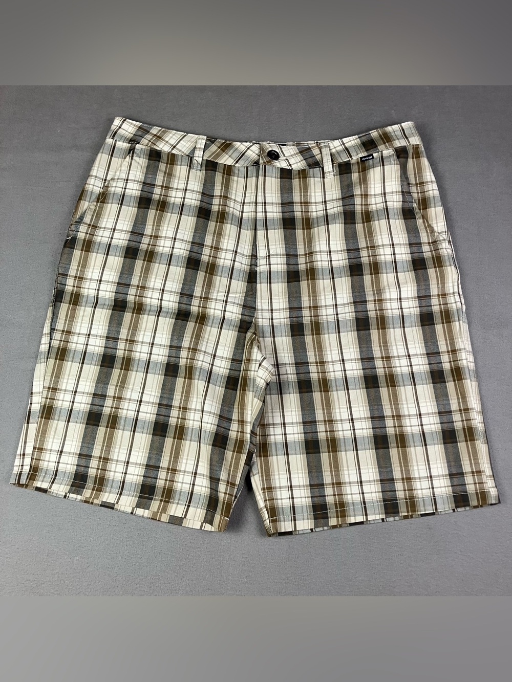 Hurley Men’s Size 36 Plaid Flat Front Casual Shorts Brown Tan Pockets. In good c